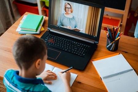 Что такое дистанционное обучение: варианты, плюсы, минусы и как выбрать онлайн-школу в 2026 году